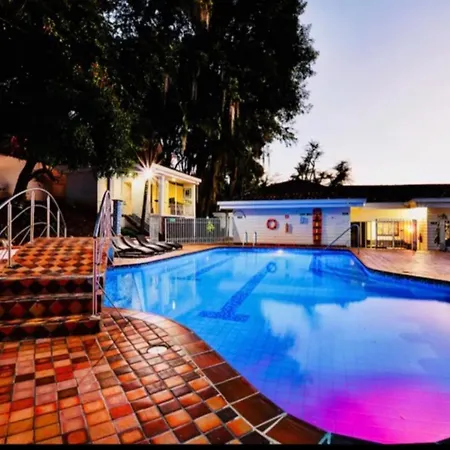 Poblado Tropical 13 Bedroom Mansion Pool Jacuzzi Ac Butler 5 Minutes To Lleras